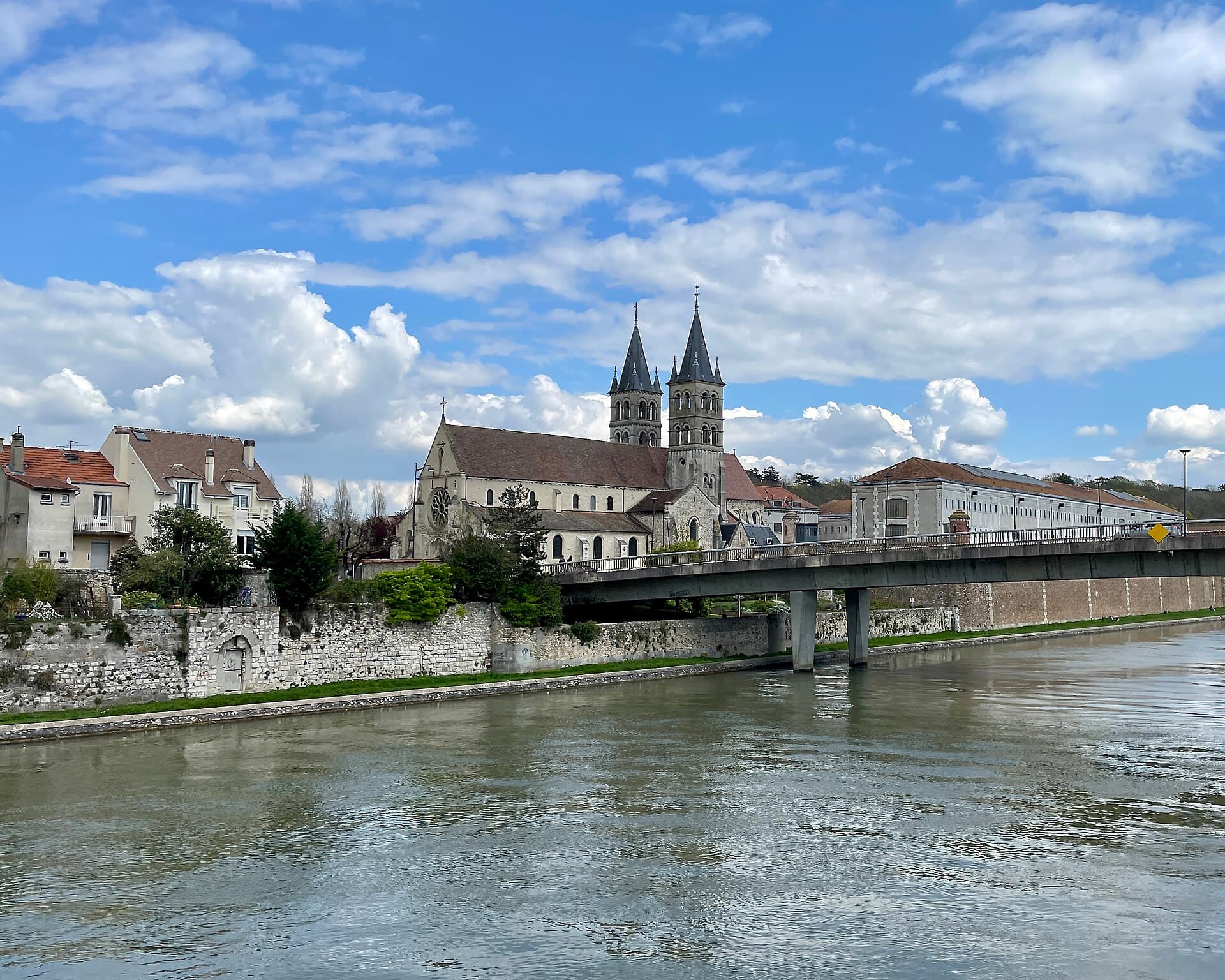 Melun en Seine-et-Marne, commune desservie par HMD Transport